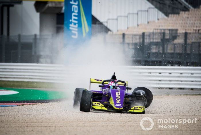 Choca al inicio de la carrera Alice Powell