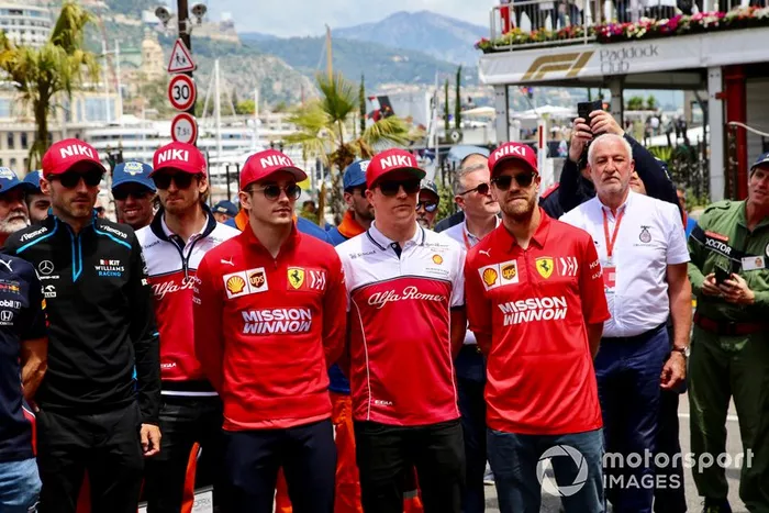 Los pilotos con gorras rojas en homenaje a Niki Lauda