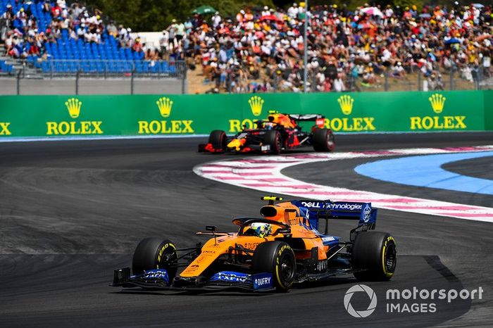 Lando Norris, McLaren MCL34, Pierre Gasly, Red Bull Racing RB15