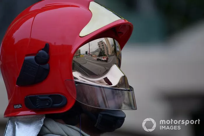 Antonio Giovinazzi, Alfa Romeo Racing C38, riflesso nella visiera di un vigile del fuoco