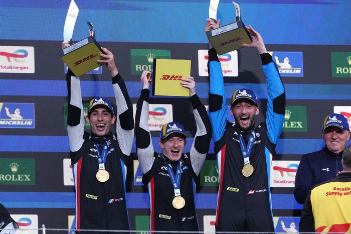 Podium: Race winner #35 Alpine Endurance Team Alpine A424: Paul-Loup Chatin, Ferdinand Habsburg, Charles Milesi