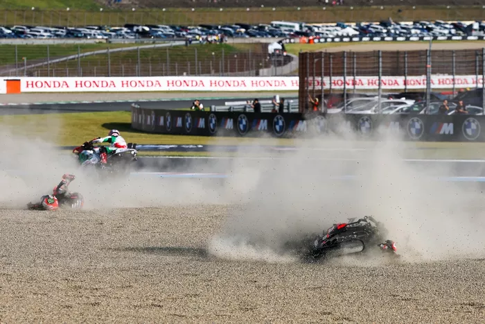 Marco Bezzecchi, caída en Aprilia Racing