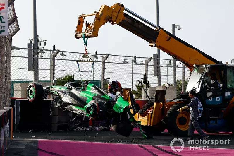 Les commissaires retirent du circuit la voiture endommagée de Zhou Guanyu, Stake F1 Team Kick Sauber C44, après un accident lors de la FP3.
