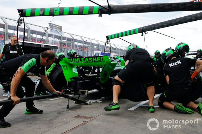 El equipo de boxes del Kick Sauber practica una parada en boxes