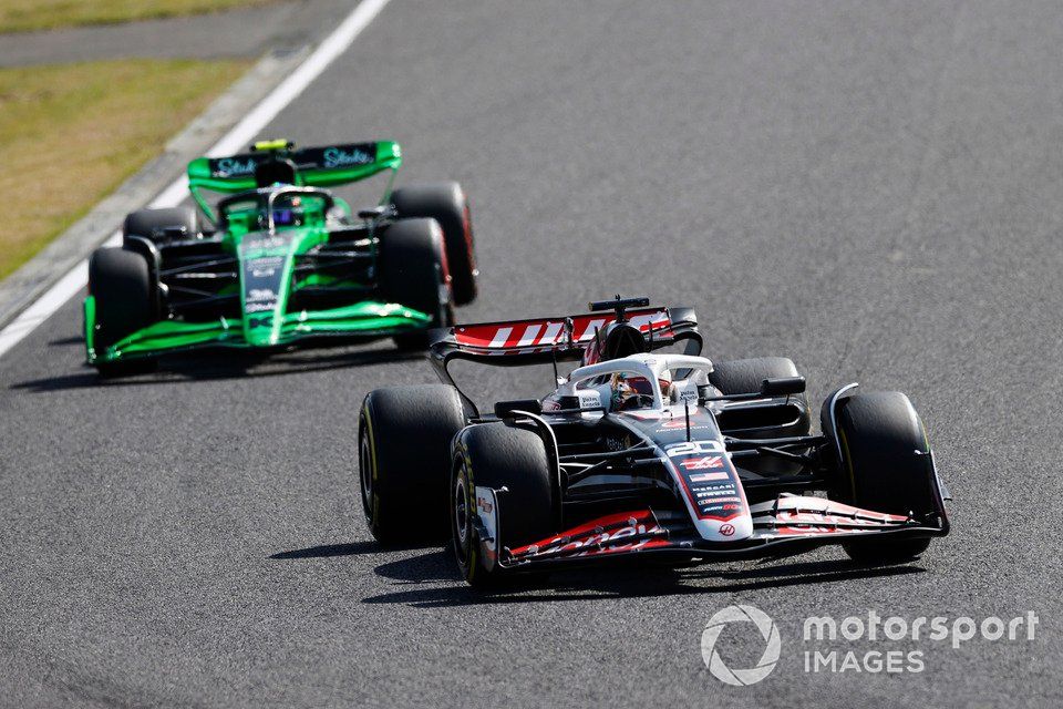 Kevin Magnussen, Haas VF-24, Zhou Guanyu, Kick Sauber C44