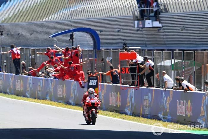 Ganador Jack Miller, Ducati Team cruza la meta