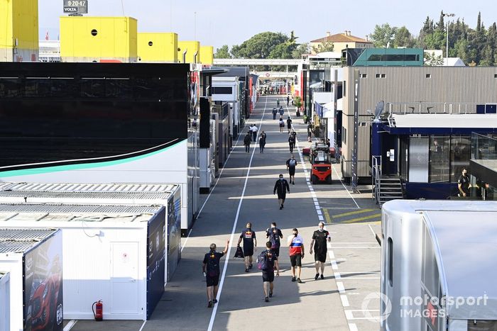 Personal de los equipos en el paddock de Montmeló