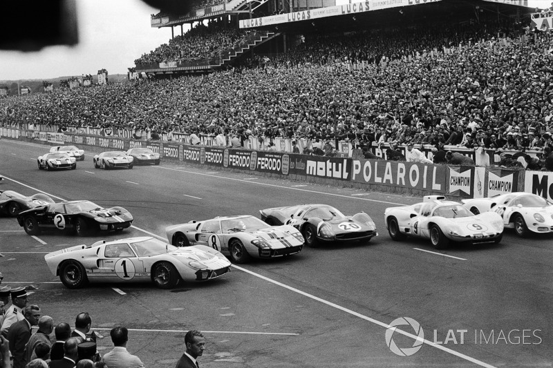 #1 Ken Miles, es brincado al inicio por John Whitmore, Ford #8, Mike Parkes, Ferrari #20, Jo Bonnier