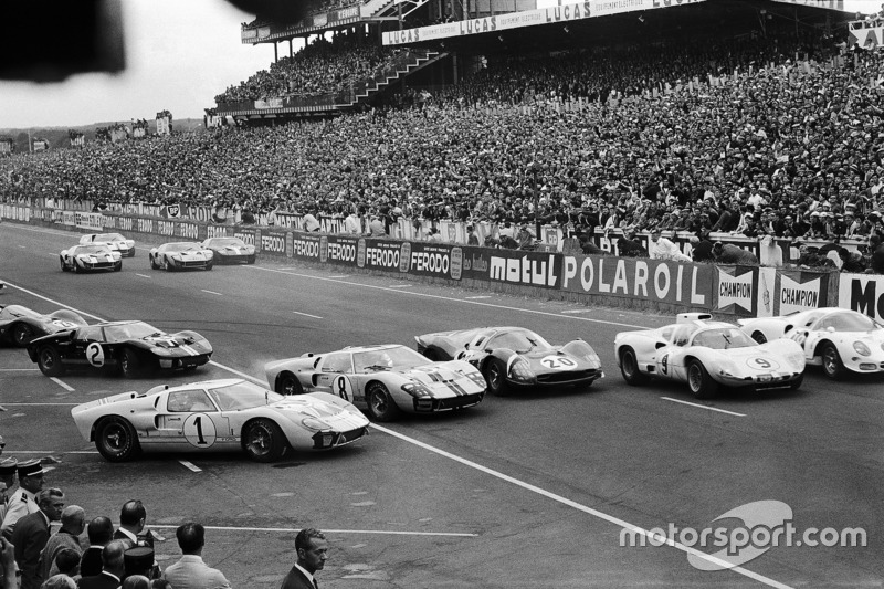 #1 Ken Miles, is getting jumped at the start by John Whitmore's Ford #8, Mike Parkes' Ferrari #20, Jo Bonnier's Chaparral-Chevrolet #9 and Bob Bondurant's Ferrari #8