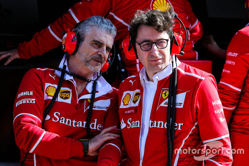 Maurizio Arrivabene, director del equipo Ferrari con Mattia Binotto, director técnico de Ferrari