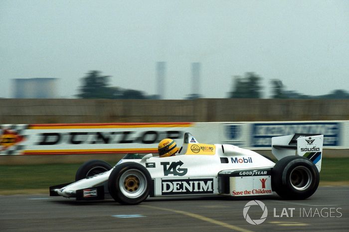 Ayrton Senna prueba el  Williams FW08C por primera vez