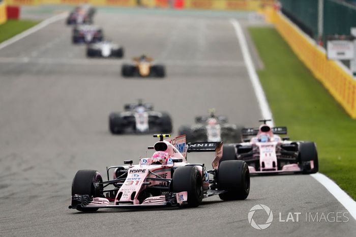 Esteban Ocon, Sahara Force India F1 VJM10, Sergio Pérez, Sahara Force India F1 VJM10, Kevin Magnussen, Haas F1 Team VF-17 and Romain Grosjean, Haas F1 Team VF-17