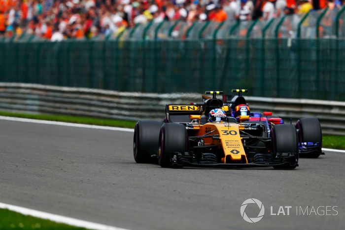 Jolyon Palmer, Renault Sport F1 Team RS17, Carlos Sainz Jr., Scuderia Toro Rosso STR12