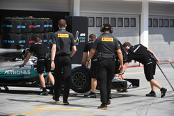 Valtteri Bottas, Mercedes-Benz F1 W08 and Pirelli engineers