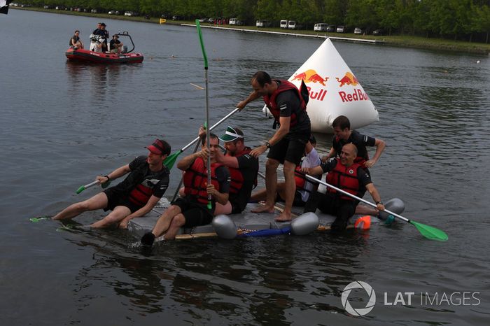 Red Bull Racing en la carrera de balsas