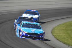 Darrell Wallace Jr., Richard Petty Motorsports Ford, Kasey Kahne, Hendrick Motorsports Chevrolet, A.J. Allmendinger, JTG Daugherty Racing Chevrolet