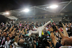 Nico Rosberg, Mercedes AMG F1 feiert seinen WM-Titel im Parc Ferme mit dem Team und seiner Frau Vivi