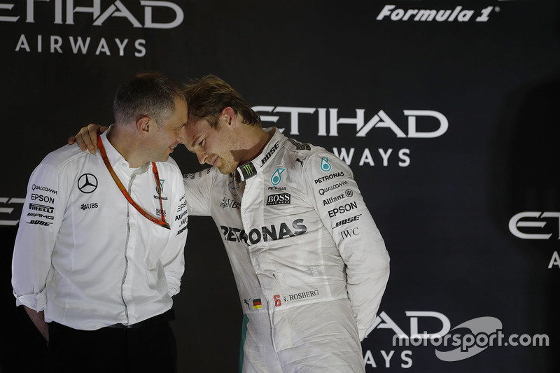 Podio: segundo lugar y nuevo campeón mundial Nico Rosberg, Mercedes AMG F1 con Tony Ross, ingeniero de carrera Mercedes AMG F1