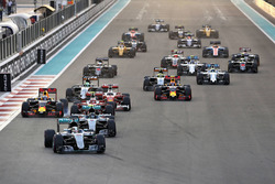 Lewis Hamilton, Mercedes AMG F1 W07 Hybrid mène au départ