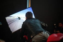 Jorge Lorenzo mencoba simulator MotoGP