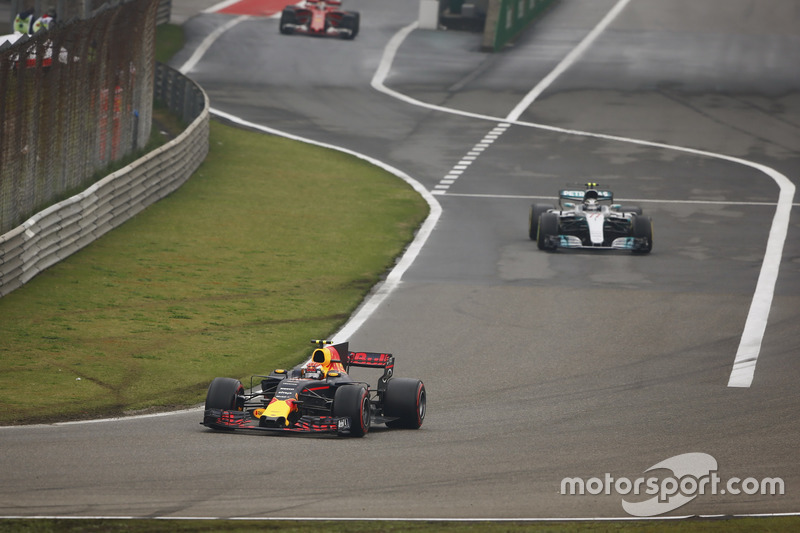 Max Verstappen, Red Bull Racing RB13, leads Valtteri Bottas, Mercedes AMG F1 W08 and Sebastian Vettel, Ferrari SF70H