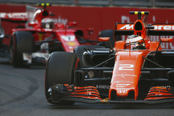 Стоффель Вандорн, McLaren MCL32, Кімі Райкконен, Ferrari SF70H