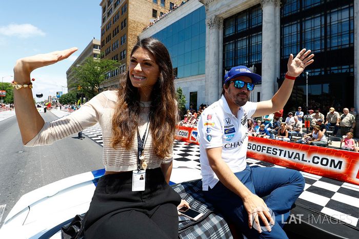 Fernando Alonso, Andretti Autosport Honda, con su novia Linda Morselli