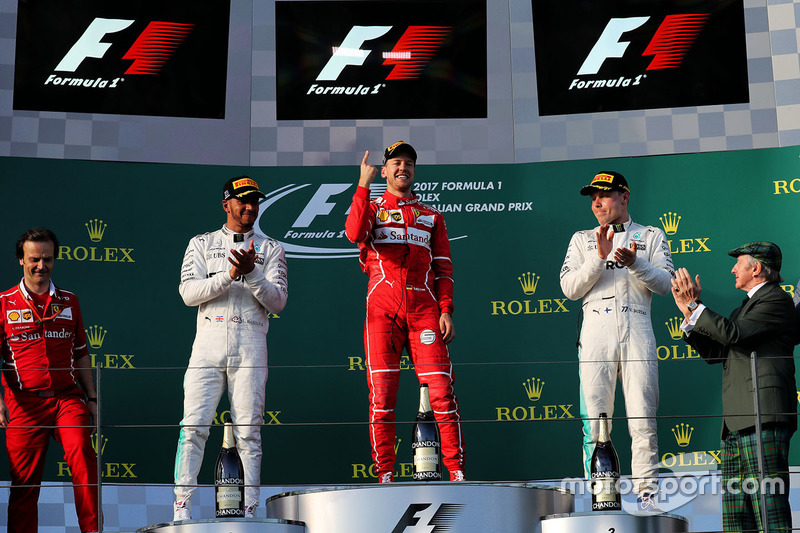 Подіум: переможець гонки Себастьян Феттель, Ferrari, другий призер Льюіс Хемілтон, Mercedes AMG F1, третій призер Валттері Боттас, Mercedes AMG F1