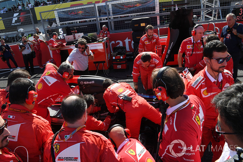 Ferrari mechanics observan el coche de Sebastian Vettel, Ferrari SF70H, problemas técnicos