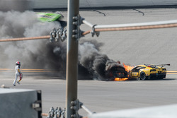 Marcel Fässler court avec un extincteur vers la #4 Corvette Racing Chevrolet Corvette C7.R, en feu