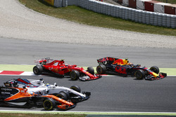 Кімі Райкконен, Ferrari SF70H, Макс Ферстаппен, Red Bull Racing RB13 і решта на старті