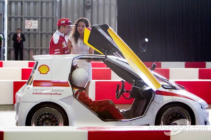 Kimi Raikkonen, Ferrari y Giselle Zarur Maccise reportera F1 Latinoamerica en el Shell Eco-marathon cars