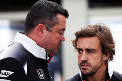 Эрик Булье, гоночный директор McLaren и Фернандо Алонсо, McLaren