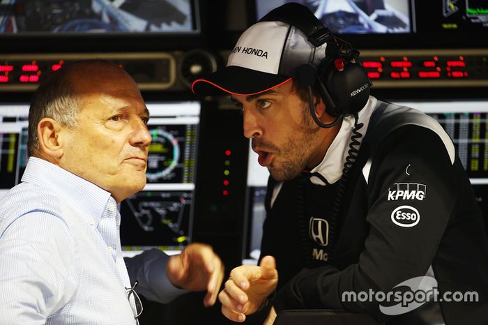 Presidente Ejecutivo de McLaren, Ron Dennis y Fernando Alonso, McLaren