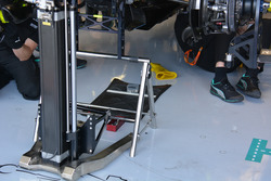 Meccanici al lavoro sulla monoposto di Nico Rosberg, Mercedes AMG F1 W07 Hybrid