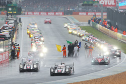 Start: #2 Porsche Team Porsche 919 Hybrid: Romain Dumas, Neel Jani, Marc Lieb leads behind the safety car
