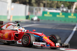 Себастьян Феттель, Ferrari SF16-H з поліетиленовим пакетом, наклеєним на переднє крило