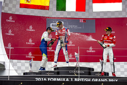 Podium: winnaar Antonio Fuoco, Trident, tweede Alex Palou, Campos Racing, derde Charles Leclerc, ART