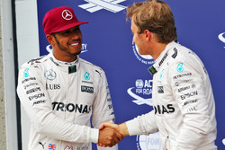 Льюис Хэмилтон, Mercedes AMG F1 празднует поул-позицию с Нико Росбергом, Mercedes AMG F1 в закрытом