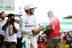 Il vincitore della gara, Lewis Hamilton, Mercedes AMG F1 festeggia con il team
