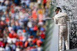 Podium: racewinnaar Lewis Hamilton, Mercedes AMG F1