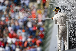 Podium : le vainqueur Lewis Hamilton, Mercedes AMG F1