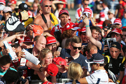 Felipe Massa, Williams, gibt Autogramme