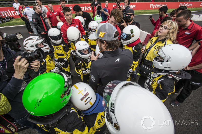 Fernando Alonso, McLaren con jóvenes pilotos de kart de RACC