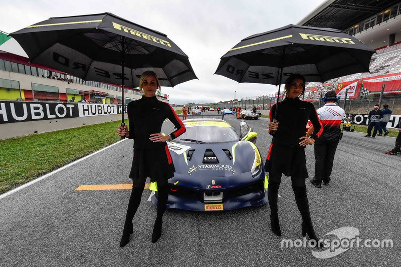 Grid girls with #411 Scuderia Corsa - Ferrari Beverly Hills Ferrari 488: Karl Williams