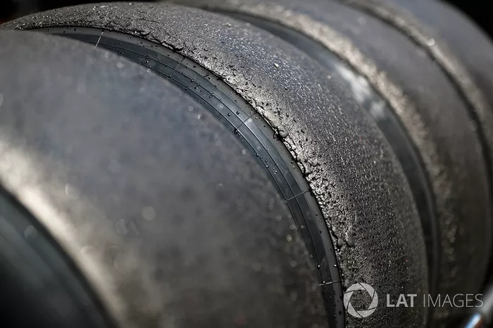 Detalle de neumáticos Pirelli