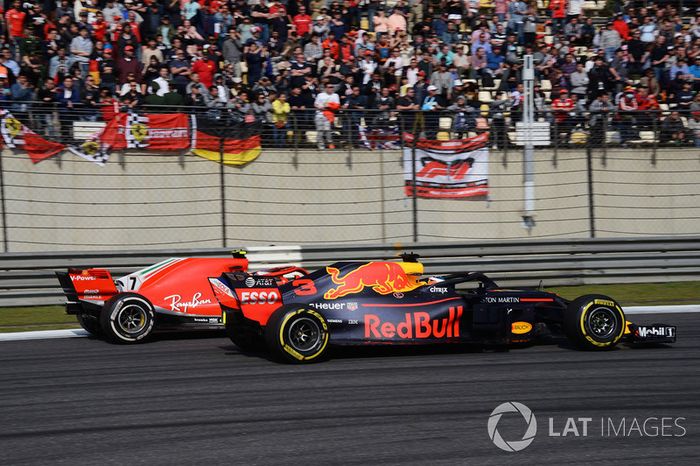 Daniel Ricciardo, Red Bull Racing RB14 y Kimi Raikkonen, Ferrari SF71H batalla