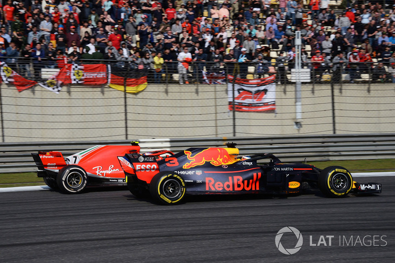 Daniel Ricciardo, Red Bull Racing RB14 and Kimi Raikkonen, Ferrari SF71H battle