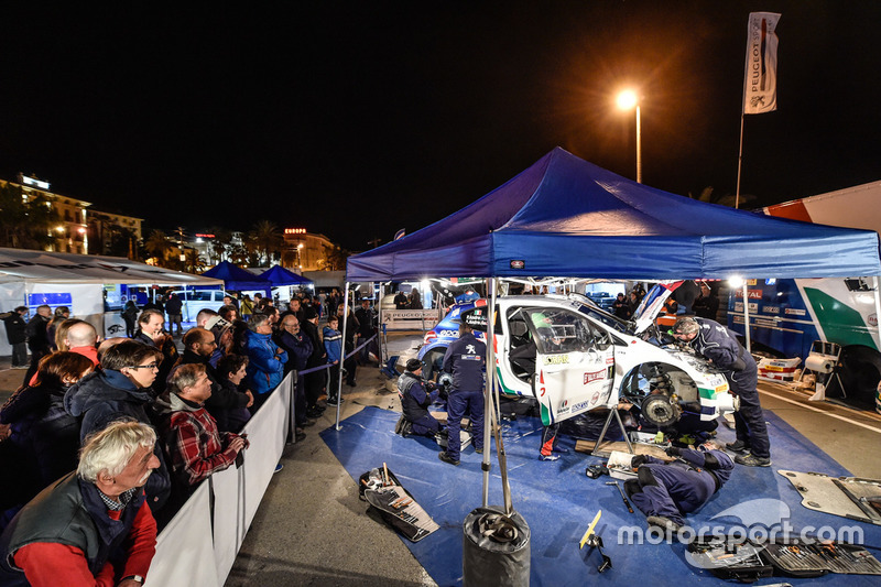 Meccanici del team Peugeot Sport Italia al lavoro nel parco assistenza