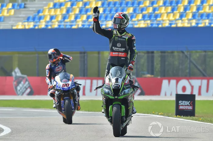 Segundo, Jonathan Rea, Kawasaki Racing, tercero, Michael van der Mark, Pata Yamaha